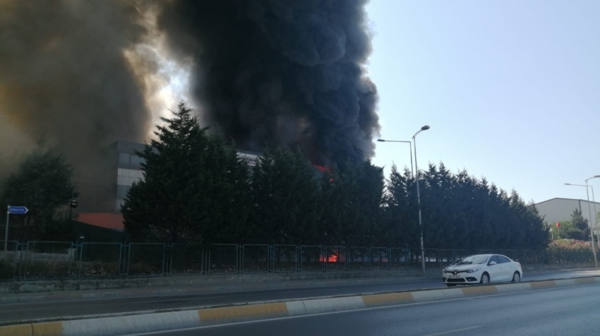 Tuzla’da polyester fabrikasında yangın