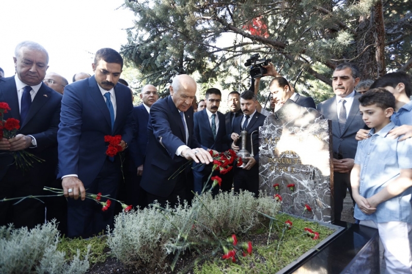 Bahçeli, Türkeş’in anıt mezarını ziyaret etti