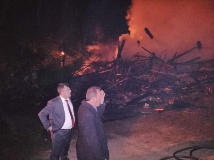 Kastamonu’da iki katlı ev kül oldu, 5 ton sarımsak yandı