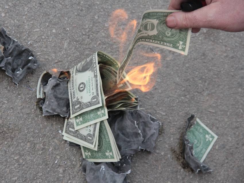 Sokak ortasında bir deste dolar yaktı