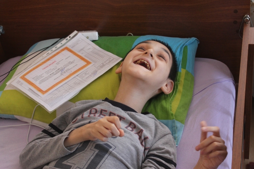 Cam kemik hastası görme engelli Mehmet’in karne sevinci