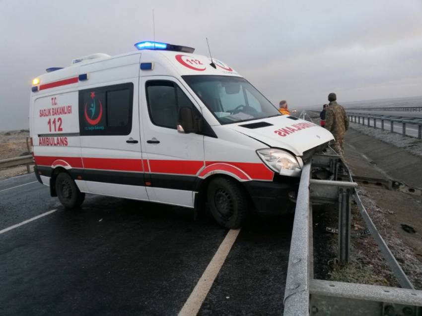 Ambulans zincirleme kazaya karıştı: 11 yaralı