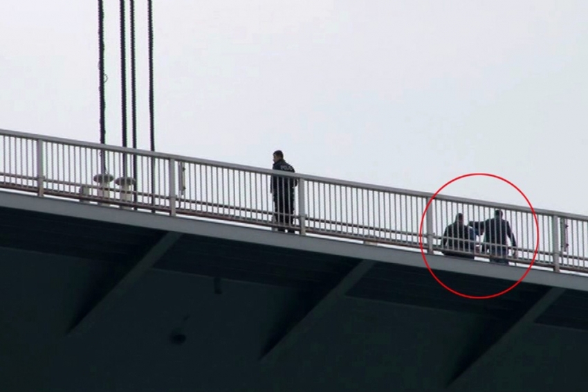 Köprü’deki intihar girişiminde polis şahsı ikna etti