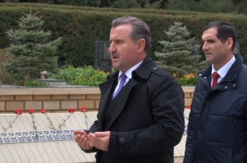 Bakan Bak, Azerbaycan ve Türk Şehitliği’ni ziyaret etti