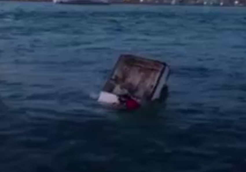 Eminönü’nde otomobil denize uçtu