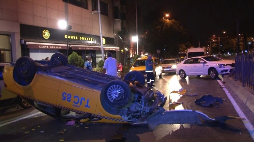 Trafik kazasında ticari taksi takla attı:2 yaralı