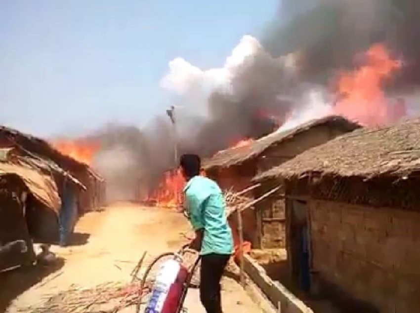 Arakanlı Müslümanların yaşadığı kampta yangın