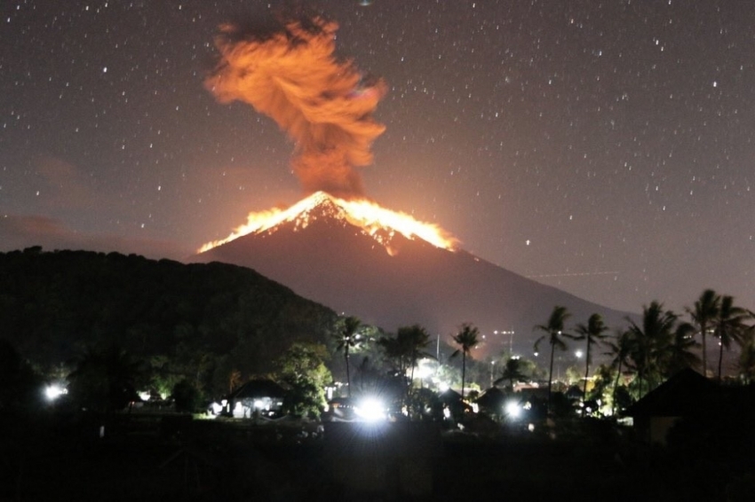 Bali’deki Agung Yanardağı patladı