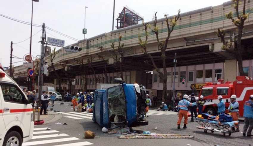 Japonya’da araç yayaların arasına daldı: 2 ölü