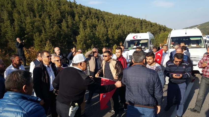 Servis şoförleri Manisa-İzmir yolunu trafiğe kapattı