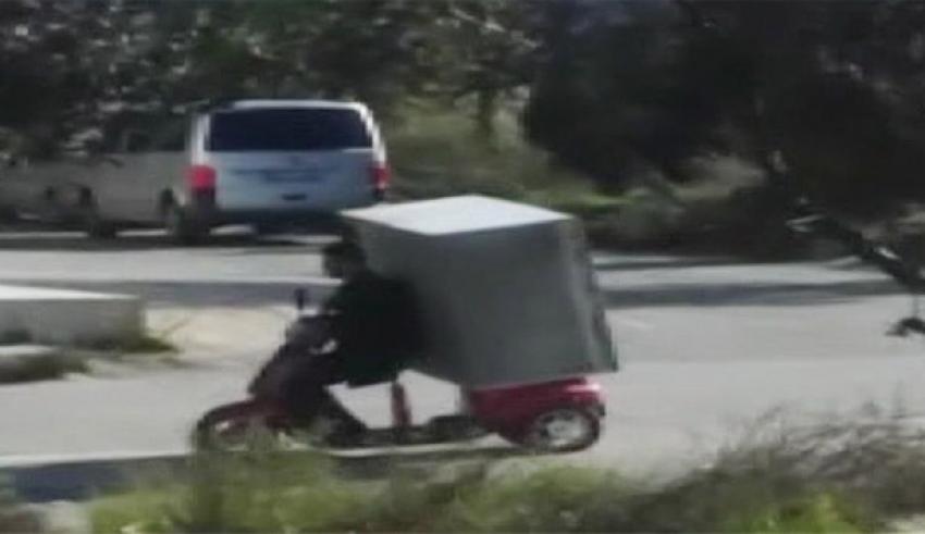 Elektrikli bisikletle buzdolabı taşıdı