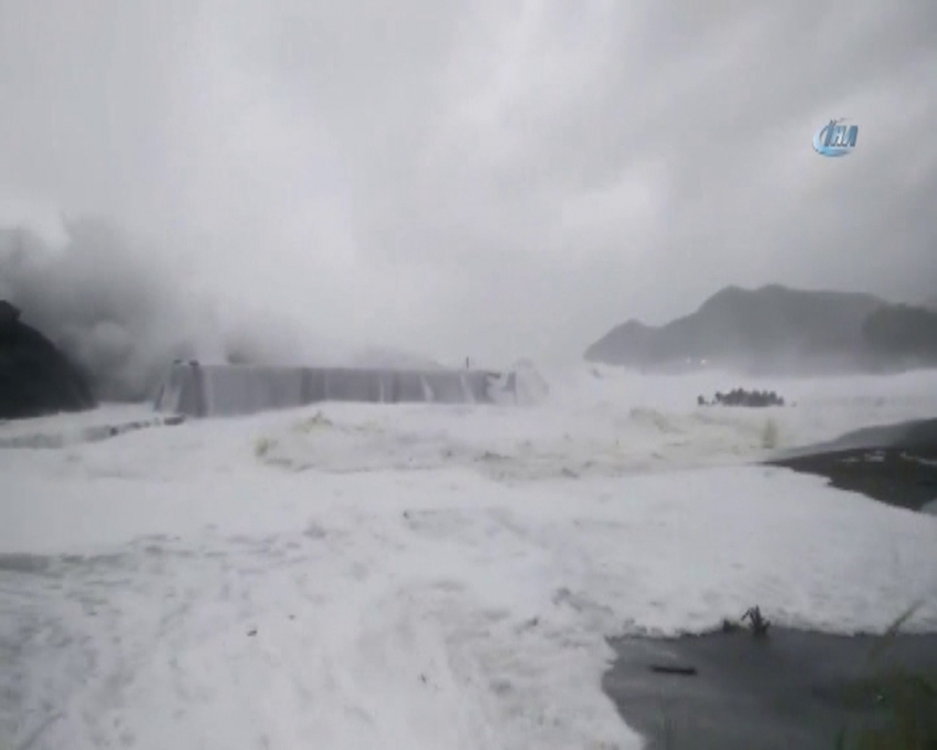 Japonya’da korkutan tayfun, 300 uçuş iptal edildi
