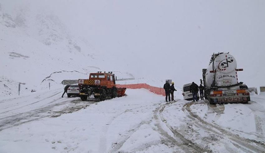 290 köy yolu ulaşıma kapandı