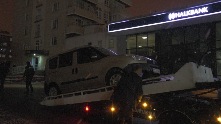 Polisin ‘dur’ ihtarına uymayan araç, kovalamaca sonucu yakalandı