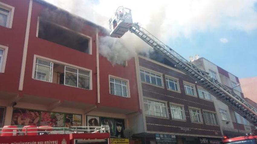 Alev alev yanan binada kurtarılmayı bekledi  