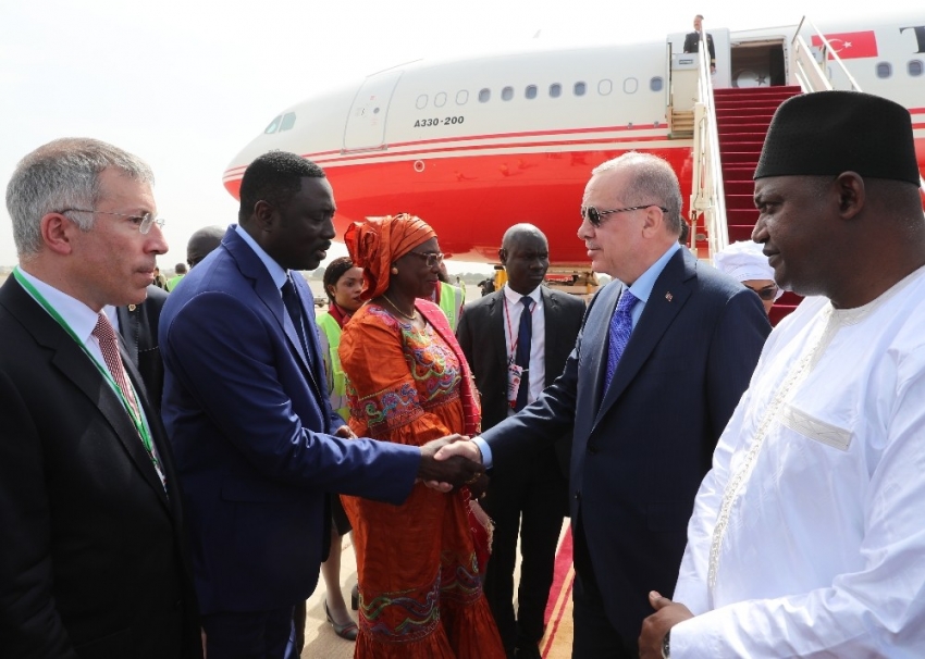 Cumhurbaşkanı Erdoğan, Gambiya’da resmi törenle karşılandı