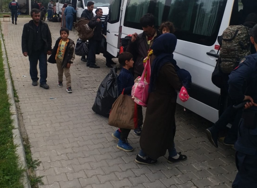 İzmir’de durdurulan araçtan 21 göçmen çocuk çıktı