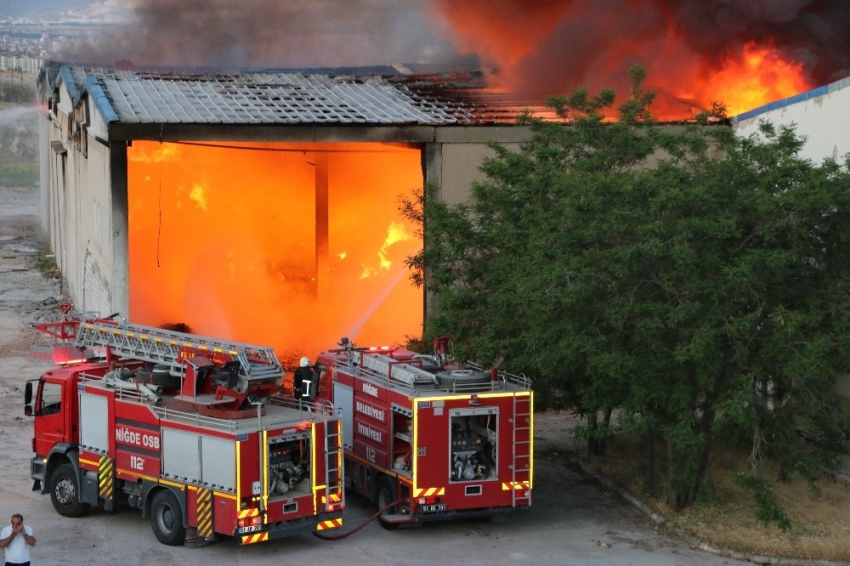 Tekstil fabrikasının deposunda yangın