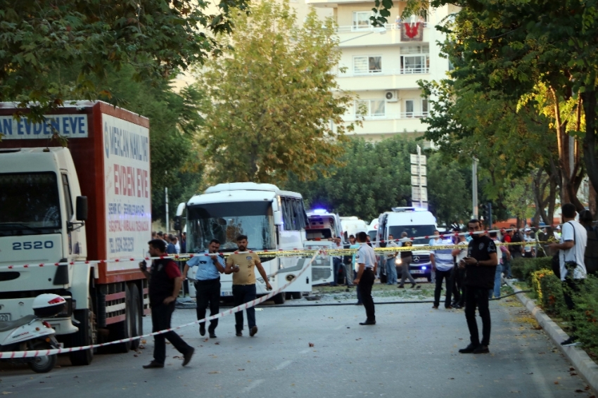 Mersin’de polis servis aracına bombalı saldırı: 12 yaralı