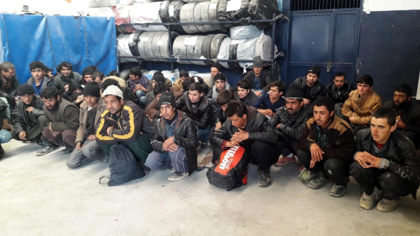 15 kişilik minibüsten 40 kaçak göçmen çıktı