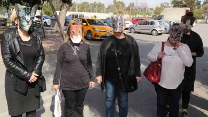Antalya'da valiliğe kedi maskesiyle girmek istediler