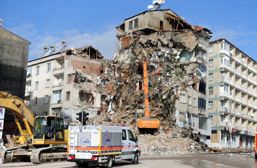 Depremde ağır hasar gören binalar kontrollü olarak yıkılıyor