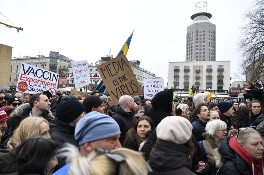 Stockholm’de yüzlerce kişi Covid-19 önlemlerini protesto etti