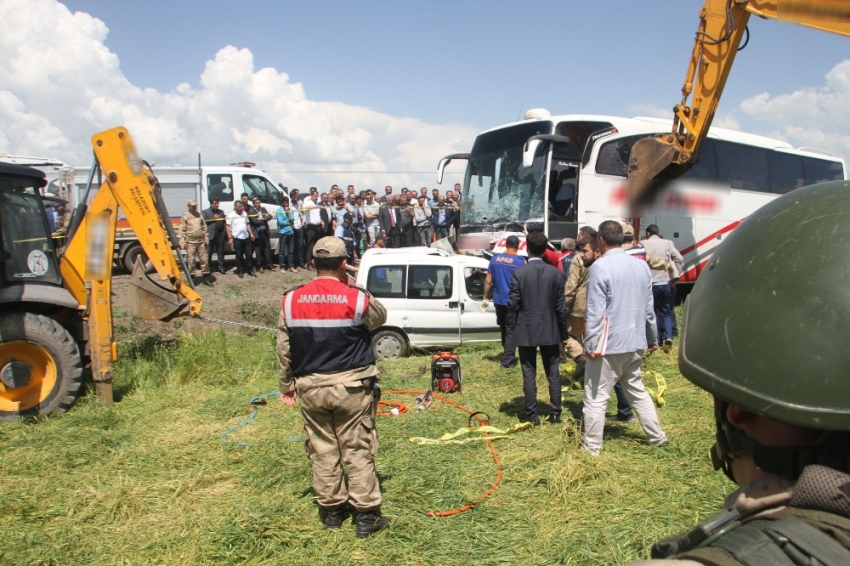 Kamyonetle yolcu otobüsü çarpıştı: 1 ölü, 11 yaralı