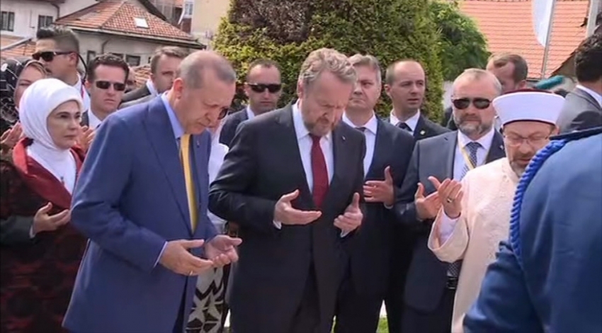 Erdoğan’dan Kovaçi Şehitliğine ziyaret