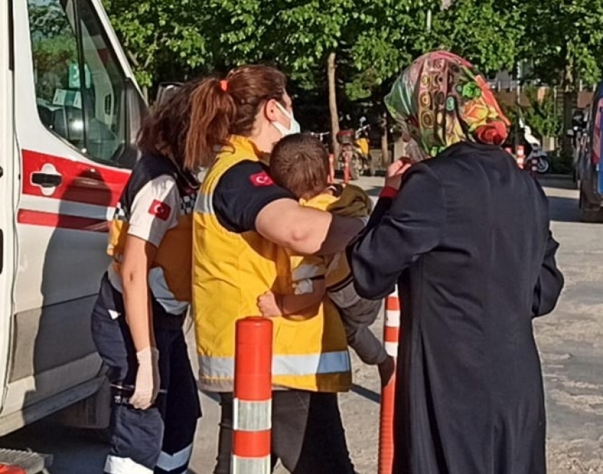 İnegöl'de balkondan düşen 3 yaşındaki çocuk yaralandı