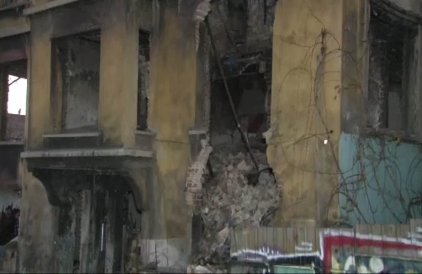 Beyoğlu’nda metruk bina kısmen çöktü: 1 ölü