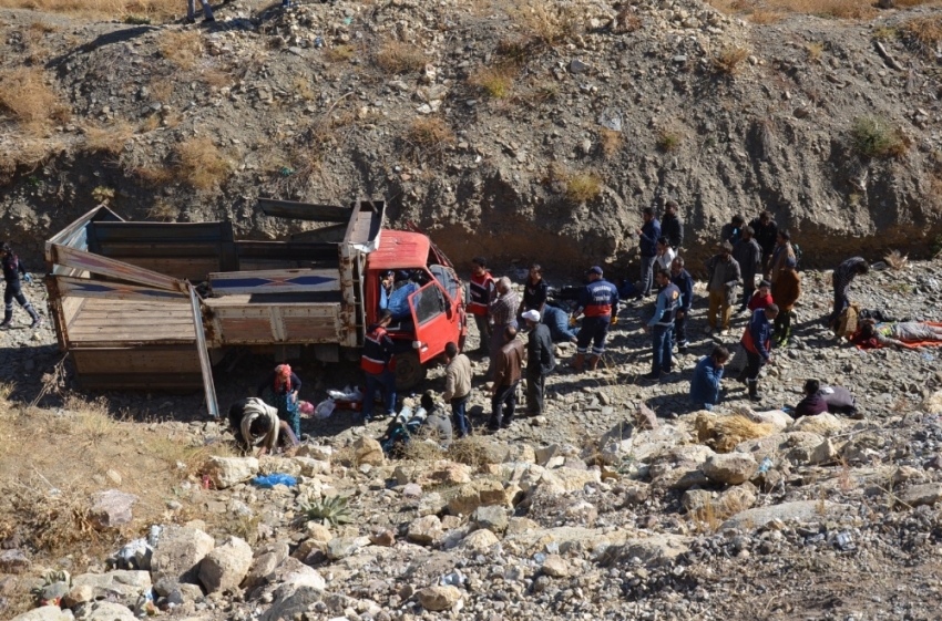 Mültecileri taşıyan kamyonet devrildi: 66 yaralı