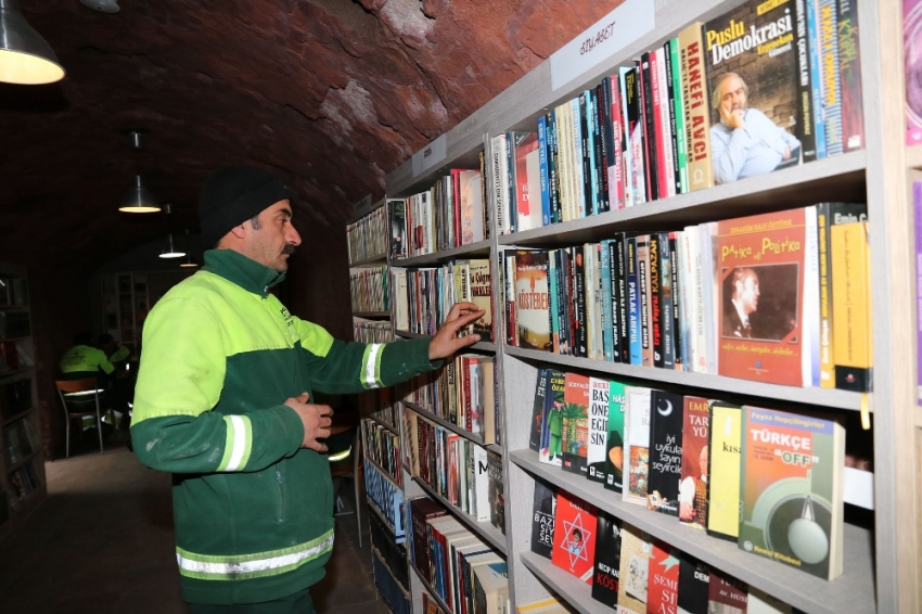 Çöpe atılan kitaplardan 15 bin kitaplık kütüphane kurdular