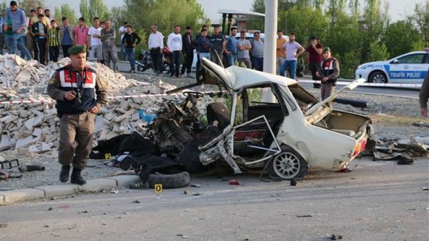 Denizli'de korkunç trafik kazası: 3 ölü, 4 yaralı