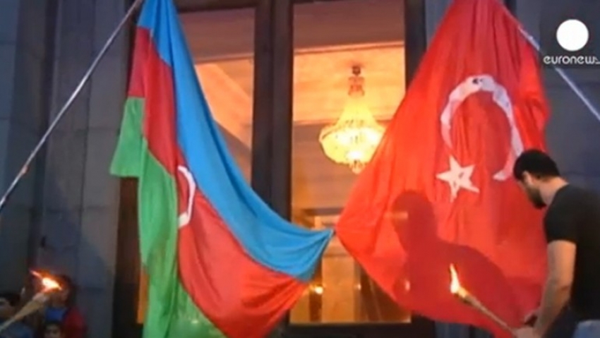 Türk bayrağını yaktılar