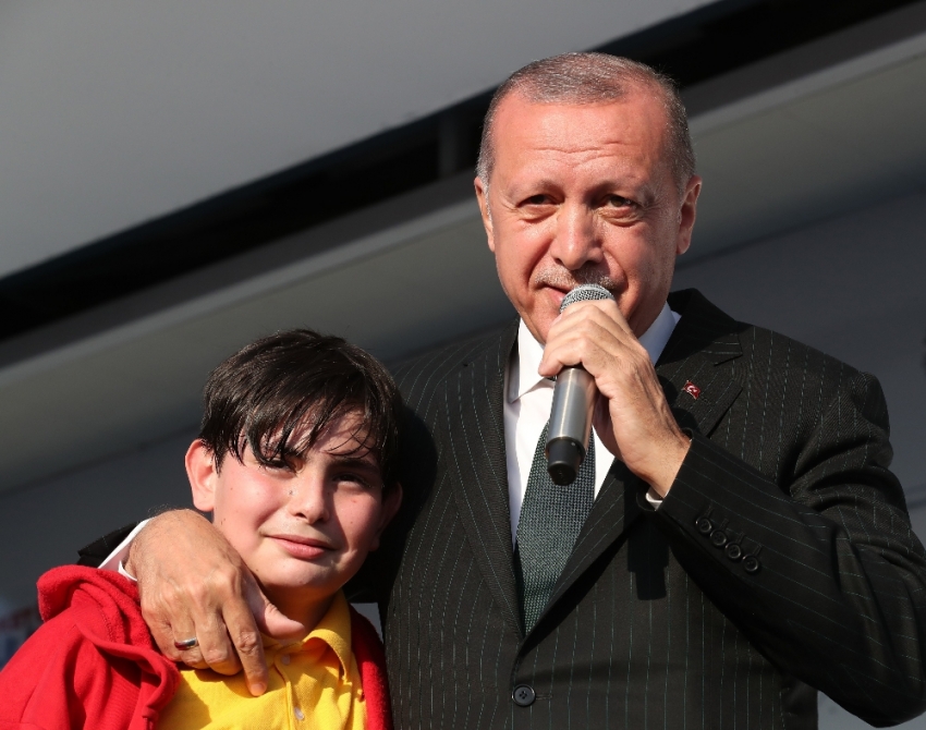 Cumhurbaşkanı Erdoğan’a sahnede sarılan Emirhan o anları anlattı