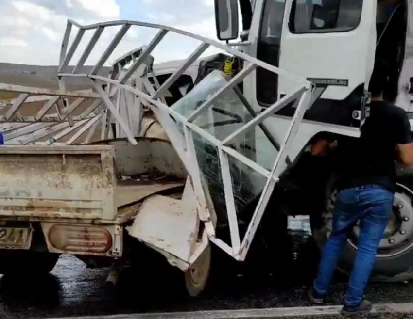 Kamyonet kamyonun altında kaldı: 1’i ağır 2 kişi yaralandı