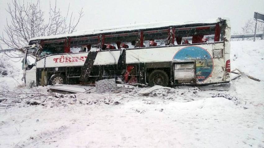 Yolcu otobüsü uçuruma yuvarlandı: 5 ölü