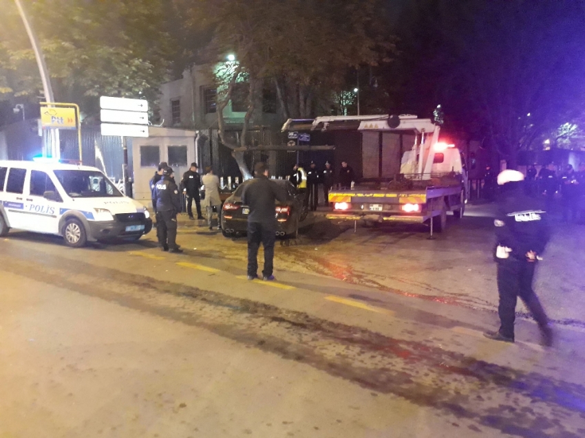 Önce polise ardından Büyükelçilik önündeki bariyere çarptı