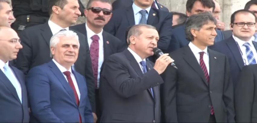 Erdoğan’a cami çıkışında yoğun ilgi