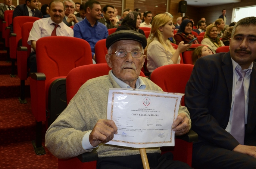 Mustafa Amca 82 yaşında okur-yazar oldu