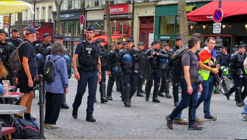 Fransa’da Sarı Yelekliler yeniden sokaklarda