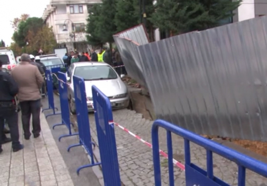 İstanbul’da yol çöktü, otomobil askıda kaldı
