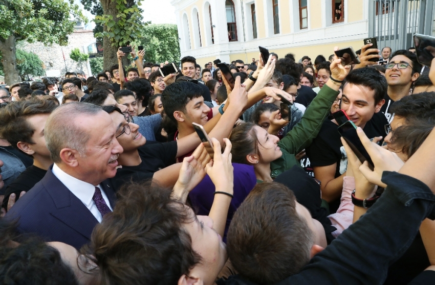 Öğrencilerden Cumhurbaşkanı Erdoğan’a yoğun ilgi