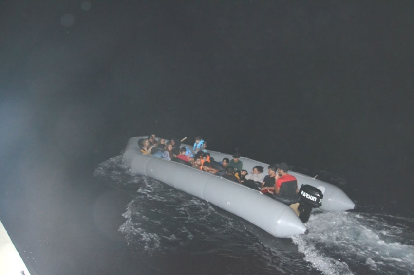 Sisam adasına kaçmaya çalışan düzensiz göçmenleri sahil güvenlik helikopteri yakaladı