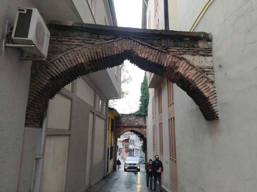 Bursa'da apartmanların içinden çıkan tarihî kemerler görenleri şaşırtıyor