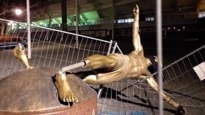 Zlatan Ibrahimovic'in heykelini yıktılar!
