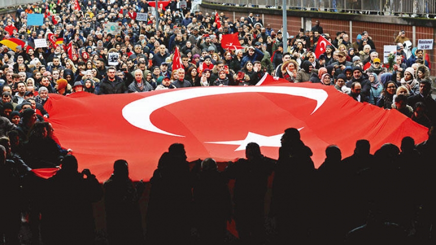 Almanya'da Türkler ırkçılığa karşı yürüdü
