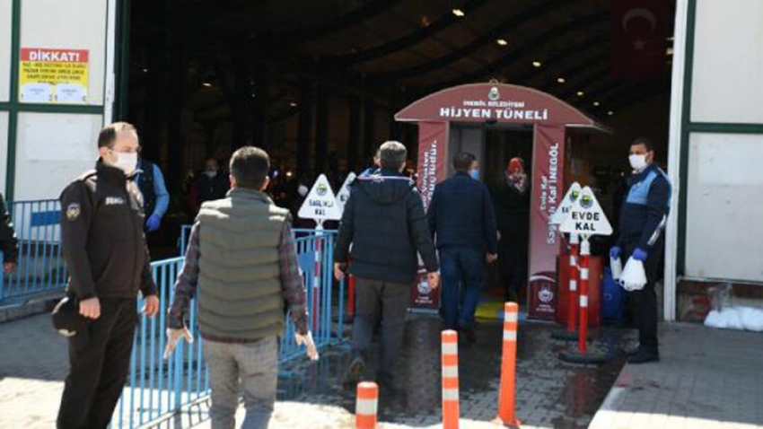 Bursa'da pazar girişine hijyen tünelleri kuruldu