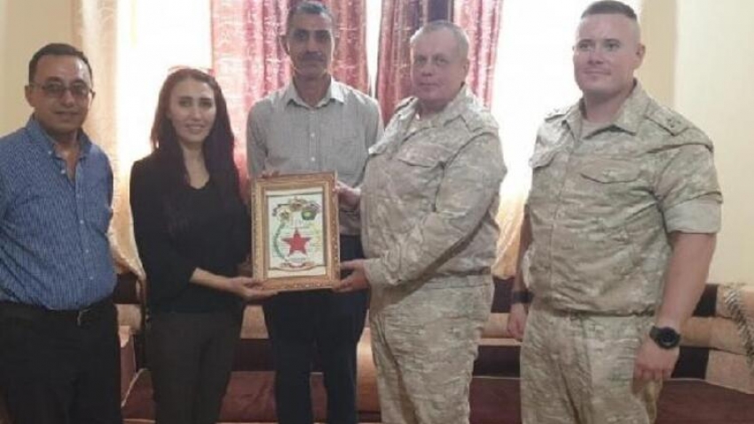 Rus askeri heyeti PYD'li teröristlere plaket verdi